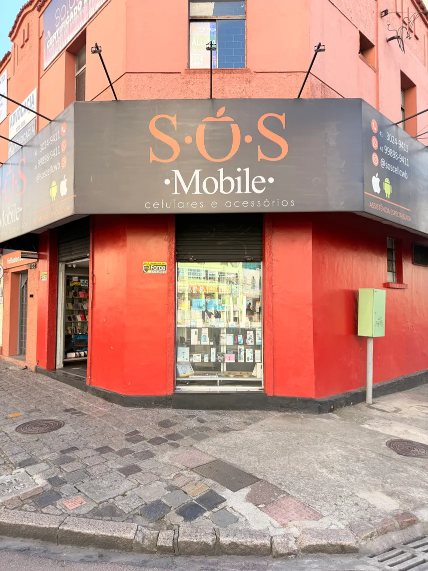 Entrada da loja SOS Mobile no centro de Curitiba